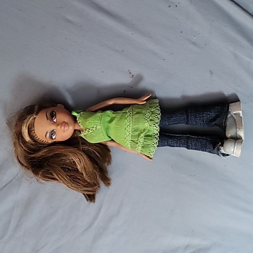 Bratz doll Green top n jeans with blue runners